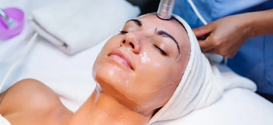 hydrafacial-treat Hydrafacial Treatment in Chandigarh